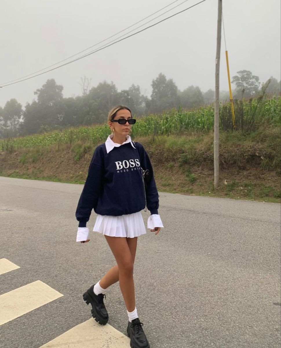 在秋冬時,你能搭配上保暖的衛衣來搭配。