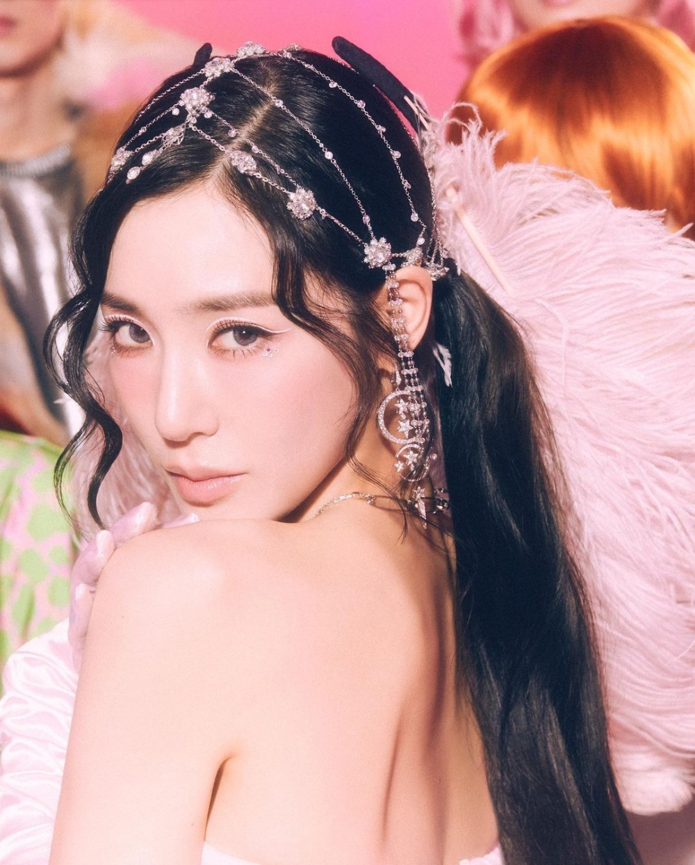 Tiffany自帶著嫵媚氣質,舉手投足都流露出性感美。