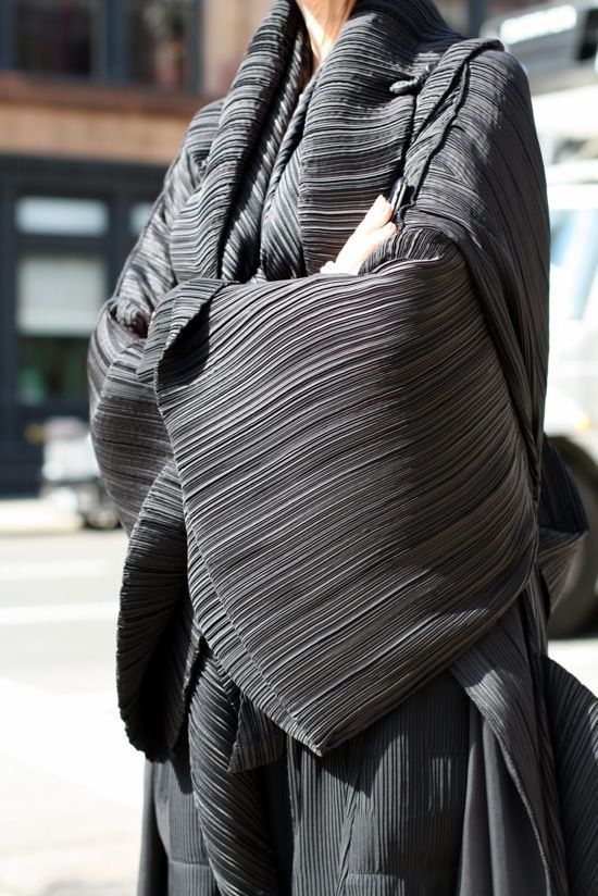 三宅一生曾說過：「衣服雖然穿在身體外面，但必須用心體會與感受。」