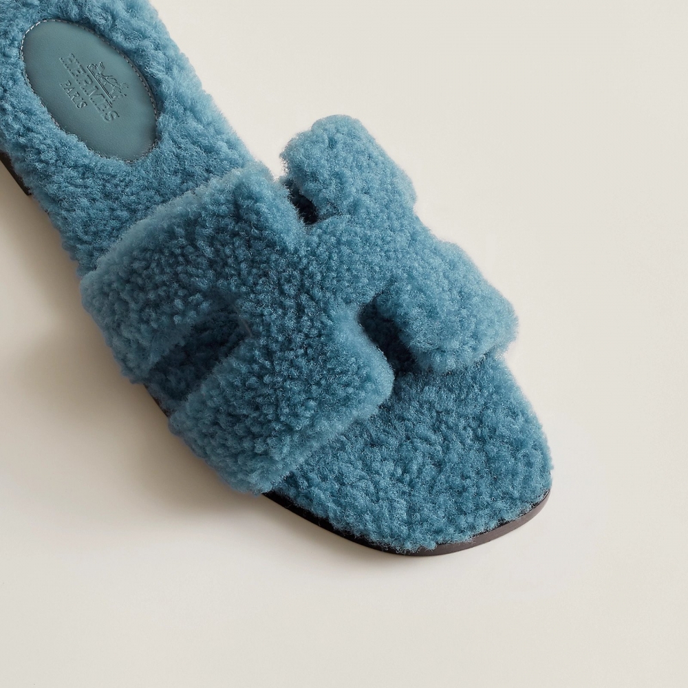 具有辨識度的「H」遮蓋住腳背位置。