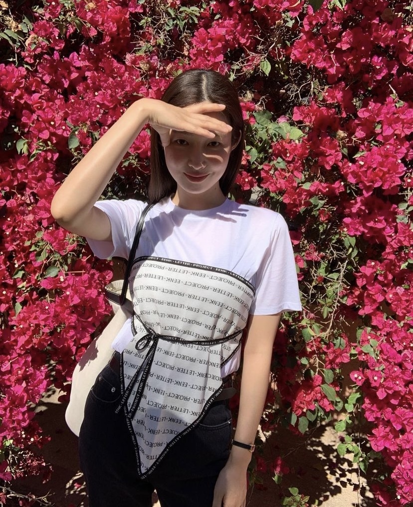 利用絲巾打造成抹胸衣。