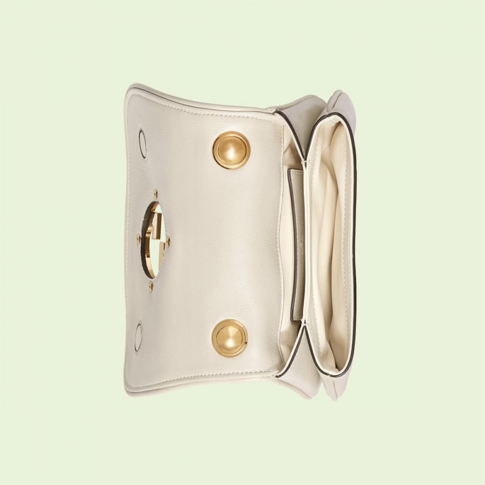 手袋設計成有兩個夾層的樣式。