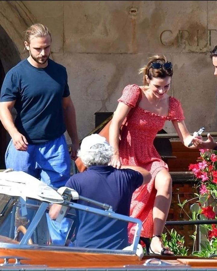 還有一起搭乘船隻的畫面。