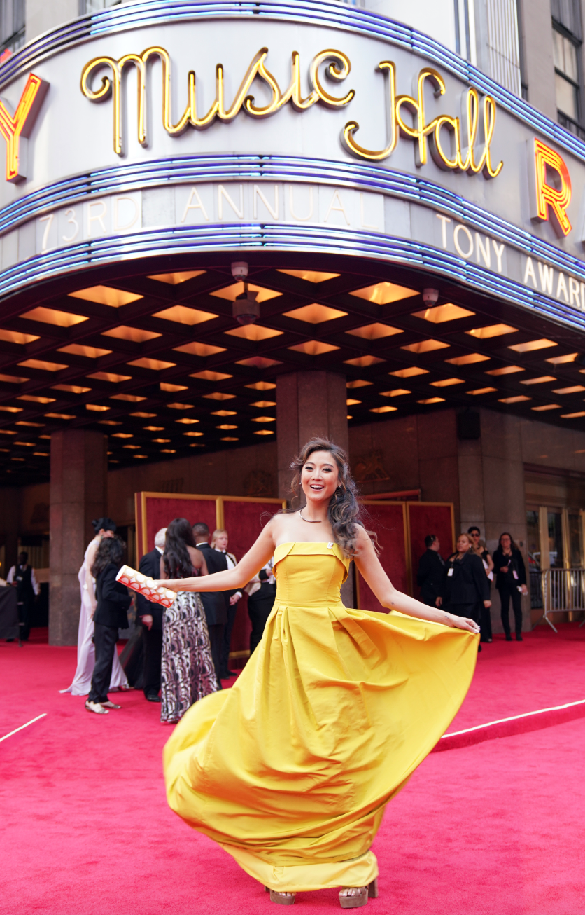 她得好歌喉也曾獲獎受到肯定。