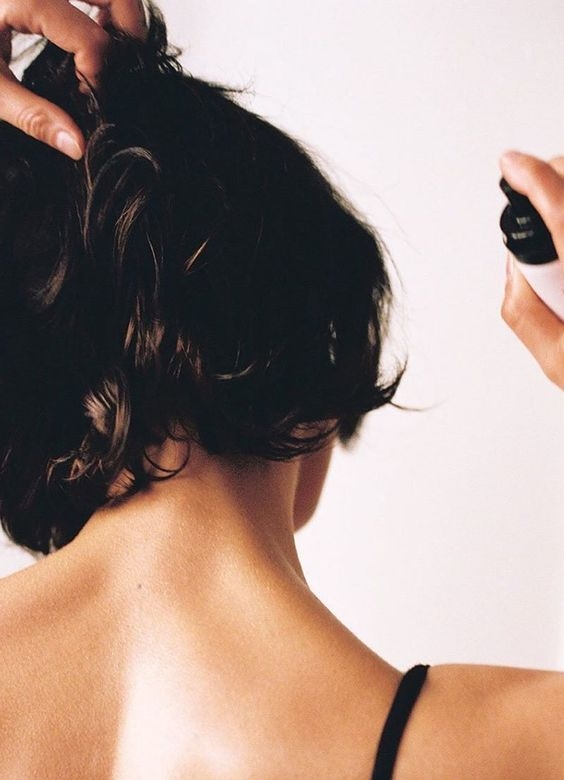 於濕潤的頭髮上噴上髮香，有助提升香氣的續航力。