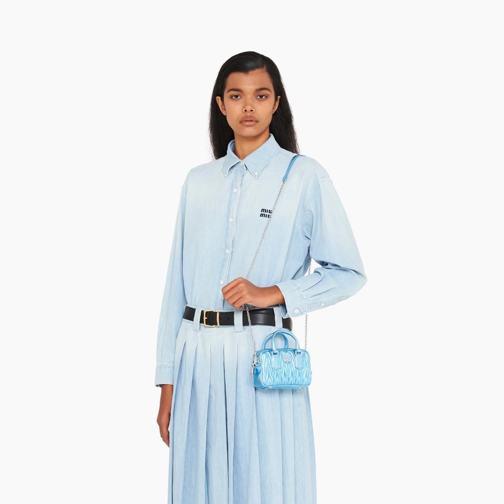 模特兒演繹Matelassé Nappa Leather Top-Handle Mini-Bag-Sky Mordure。