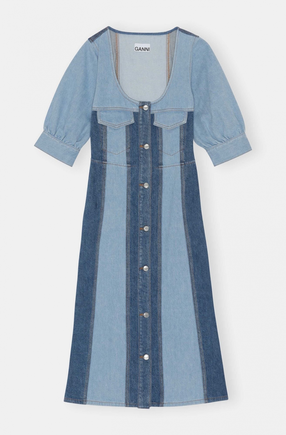 百搭的丹寧連身裙也是你能選擇的方向。