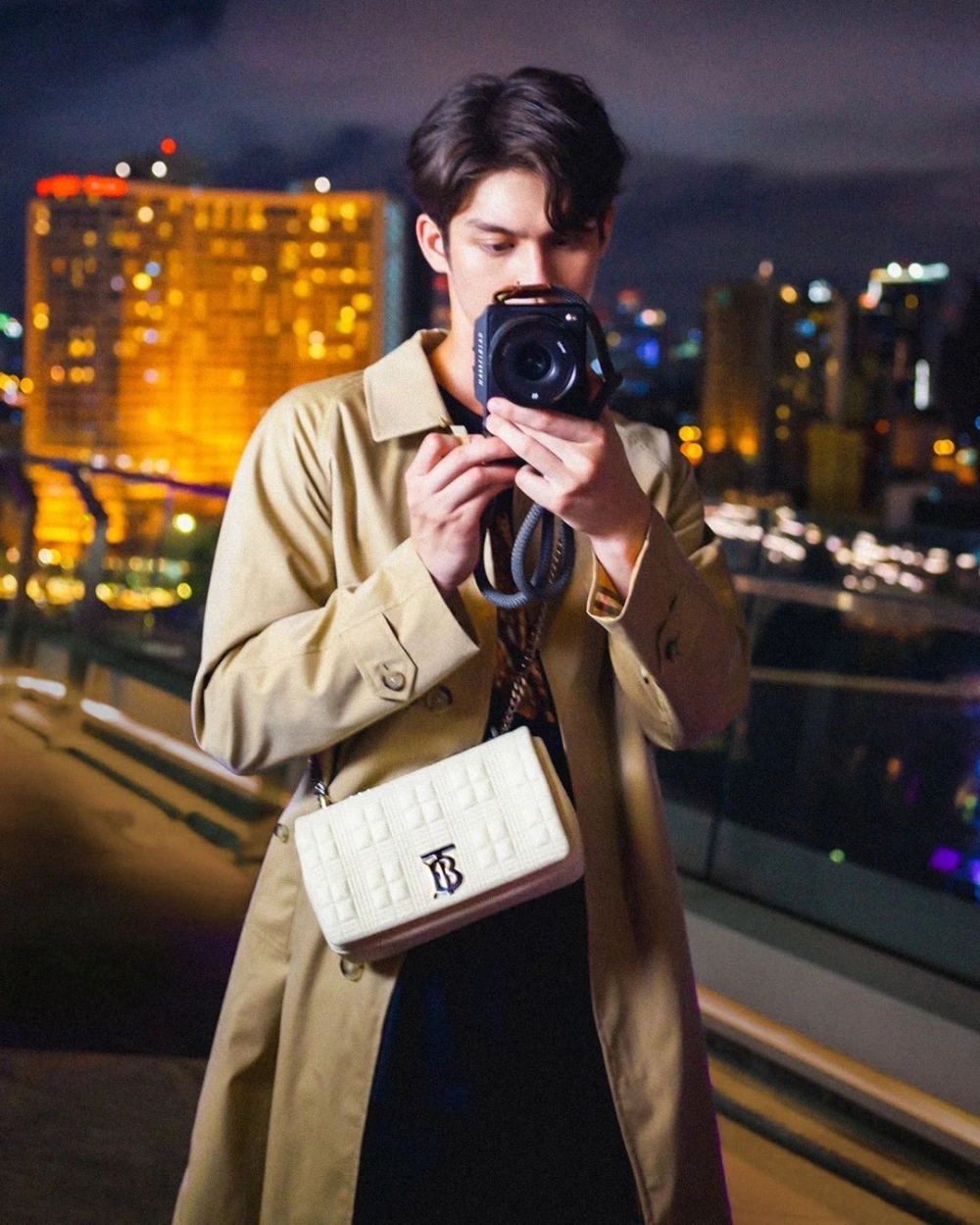 Bright Vachirawit與Burberry合作拍攝Lola手袋系列。