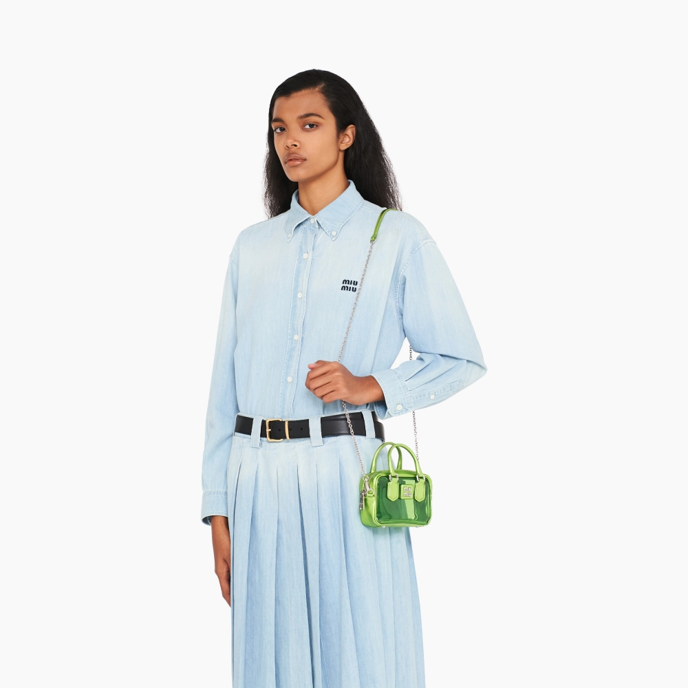 模特兒演繹Plexiglas and Nappa Leather Mini Top-Handle Bag-Mordure Fern。