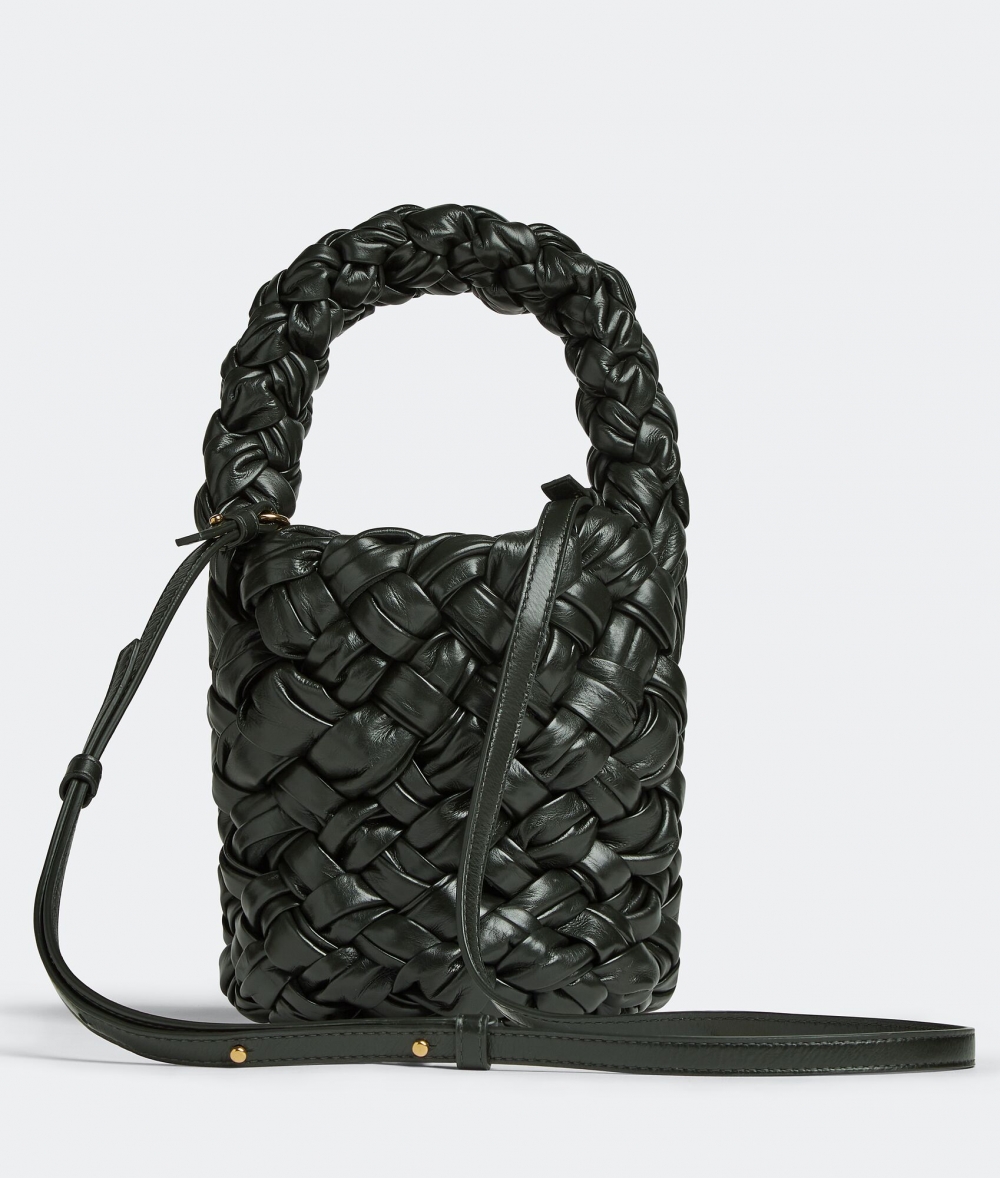 獨特的編織手提把與配有可拆卸肩帶。