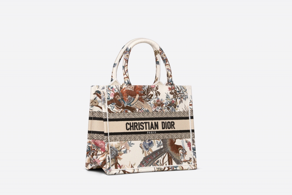 正面飾有「CHRISTIAN DIOR PARIS」字母標誌。