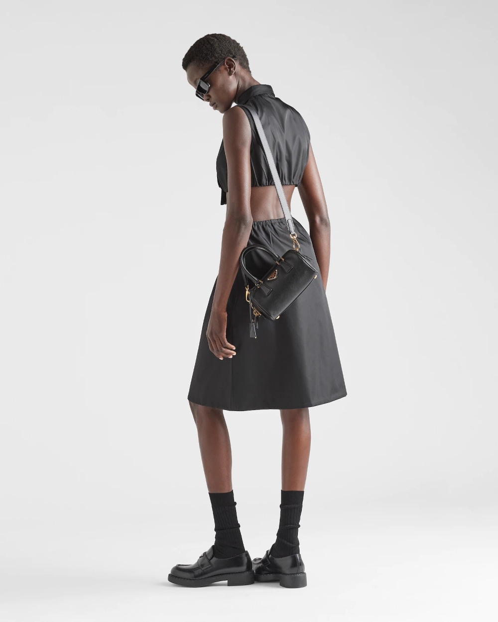 模特兒演繹Prada Saffiano leather Top-Handle Bag-Black。