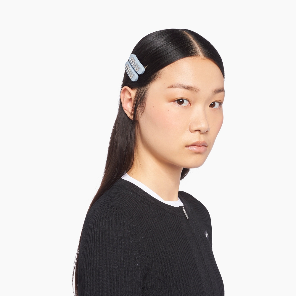 模特兒詮釋Plexiglas and Metal Hair Clip。
