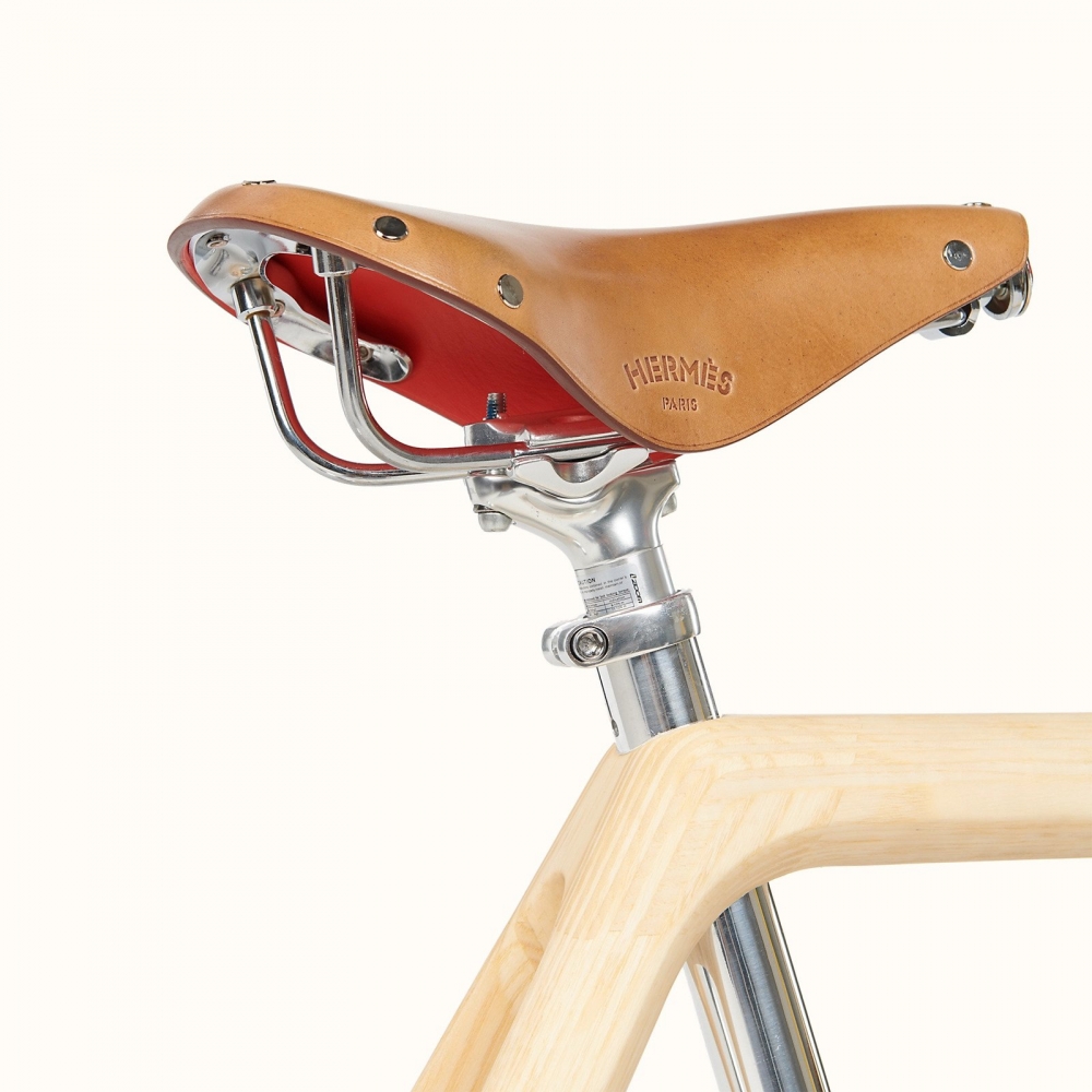 秉持製作馬鞍的美學核心。