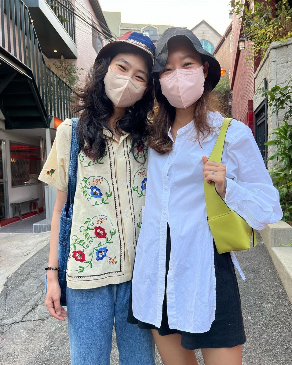 近日與鄭浩妍私下相聚她的穿搭也相當時髦。