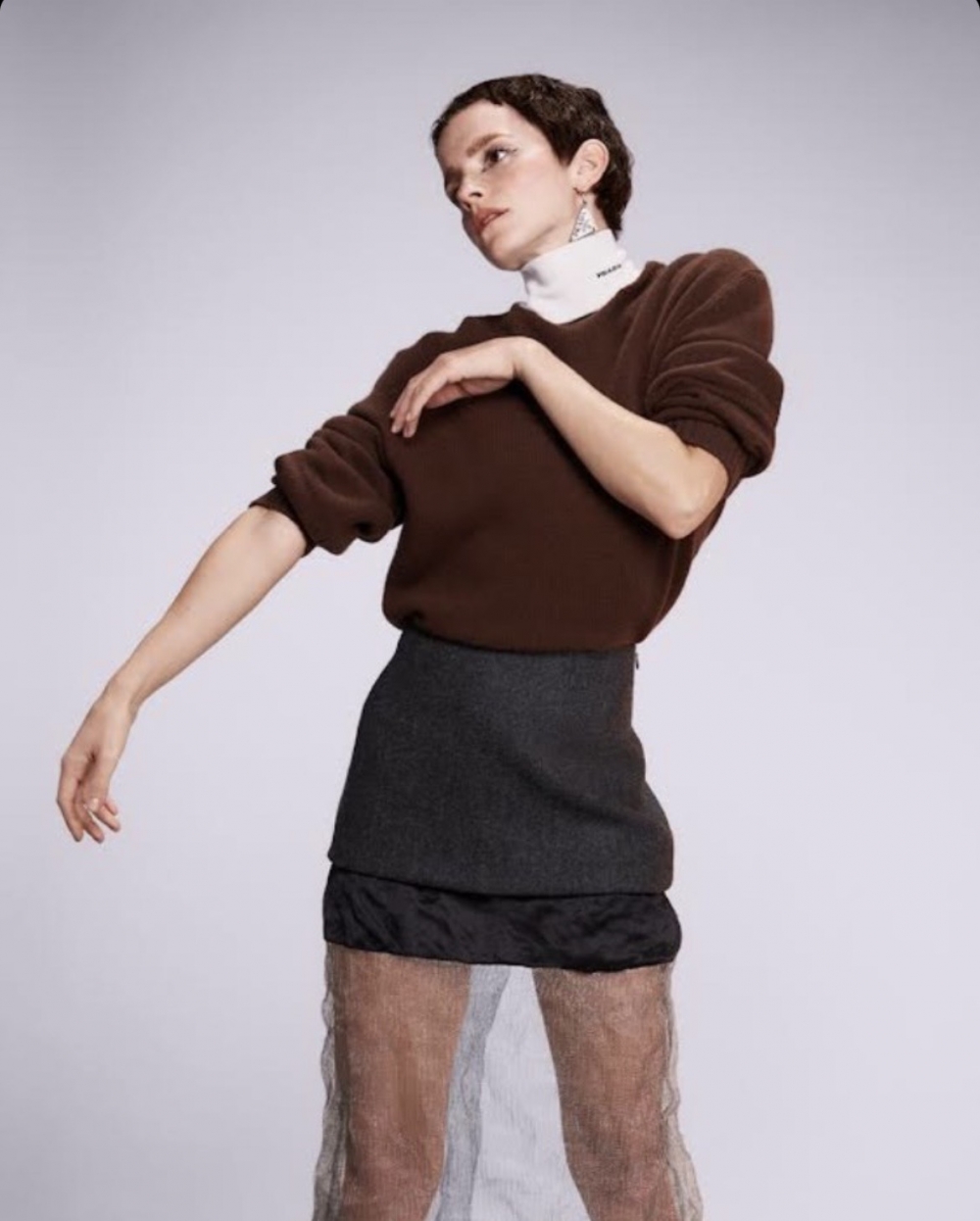 嶄新的造型看起來也相當知性又時髦。