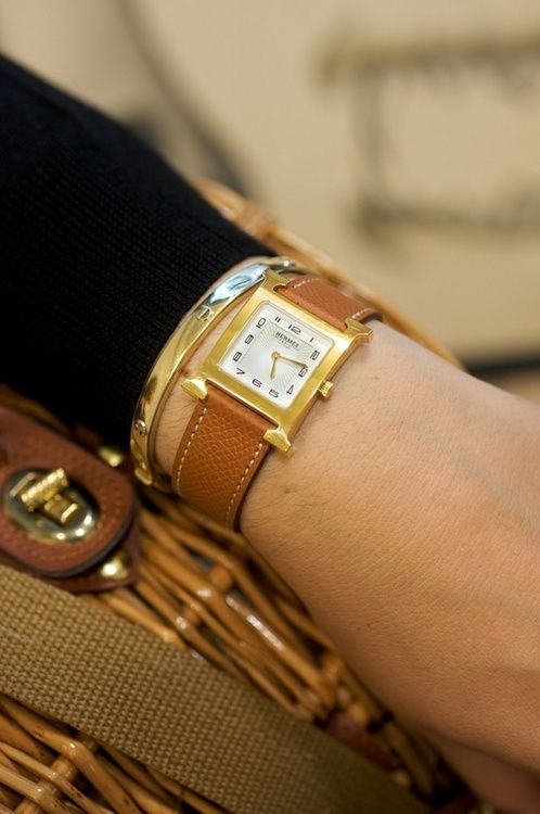 Hermès Heure H Watch佩戴在手腕的模樣。