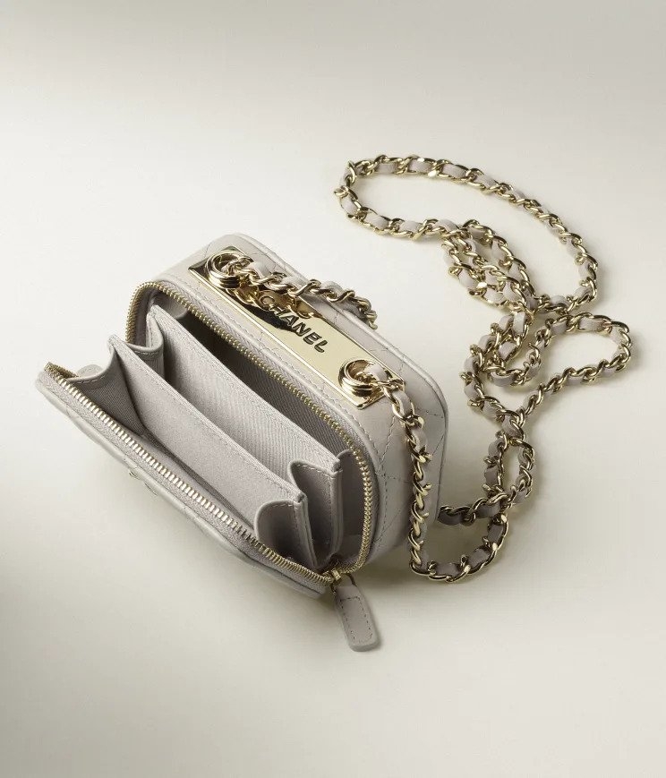 內部含有多隔層可以收納物品。