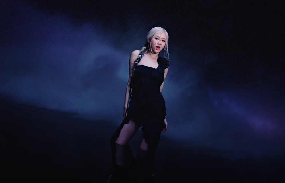 Rosé則在影片中身穿黑色的洋裝。