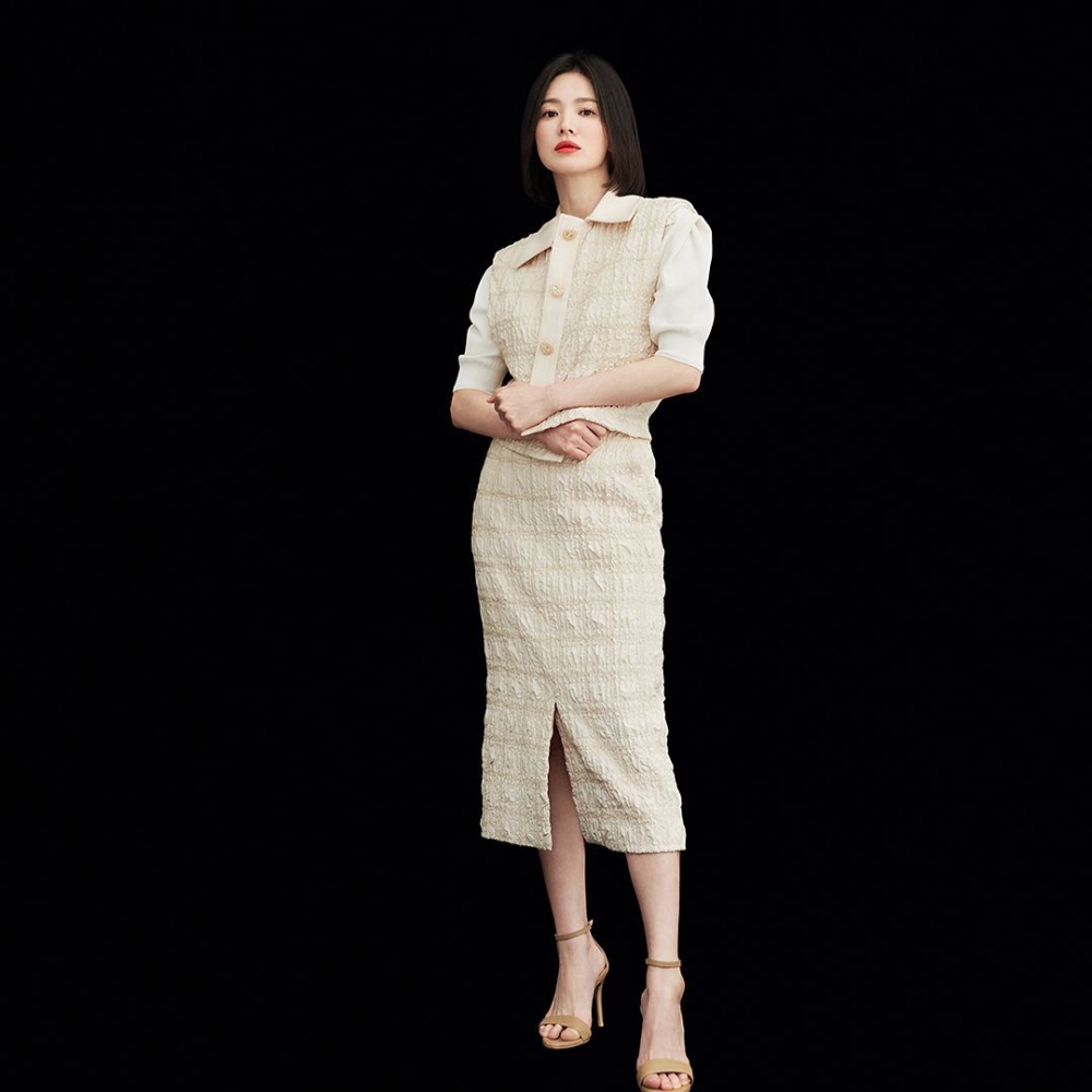 又或是這套正式中帶點休閒的造型。