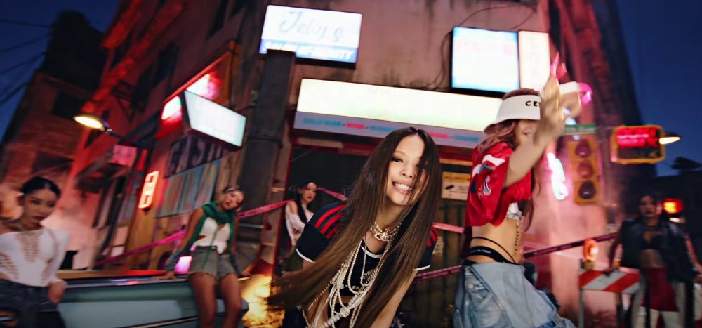 搭配的珍珠項鍊也非常搶眼。