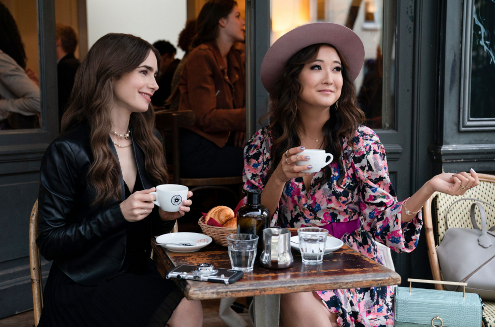 在劇中她也總是以時髦的造型登場。