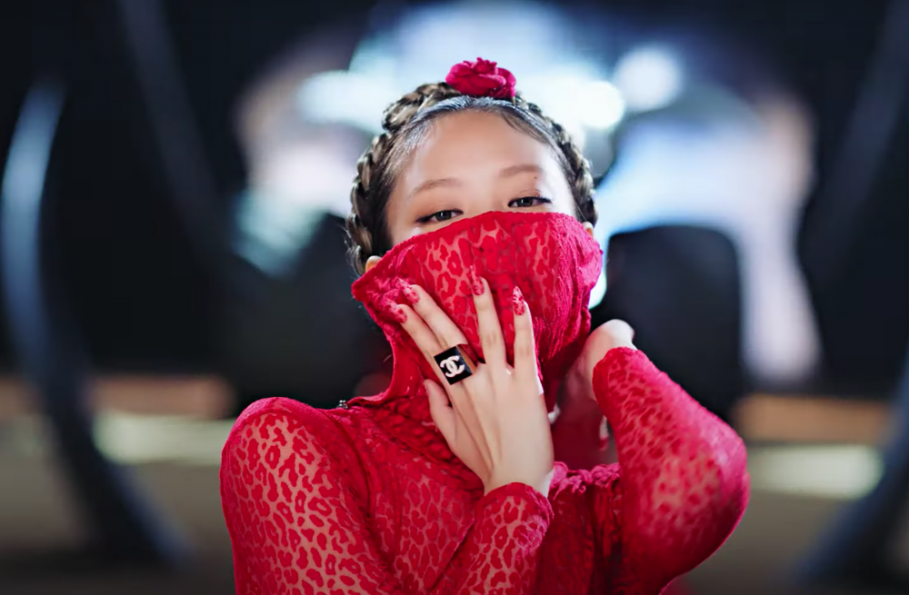 這次Jennie的造型也相當前衛。