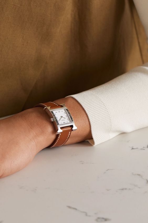 「H」為錶殼的Hermès Heure H Watch佩戴在手腕的模樣。