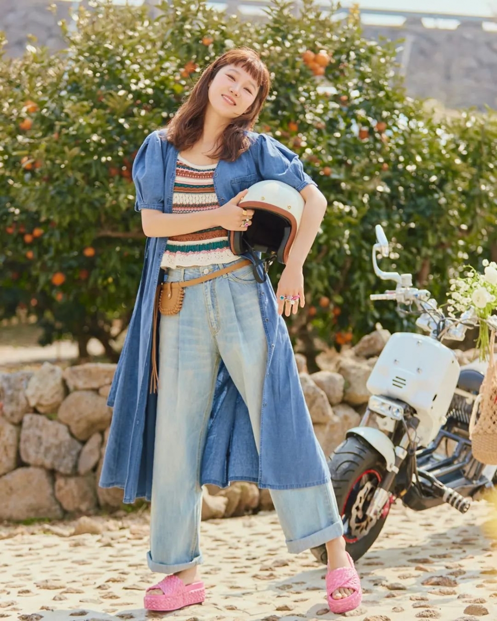 她為品牌Thursday Island拍攝的形象照,穿搭也都很時髦。