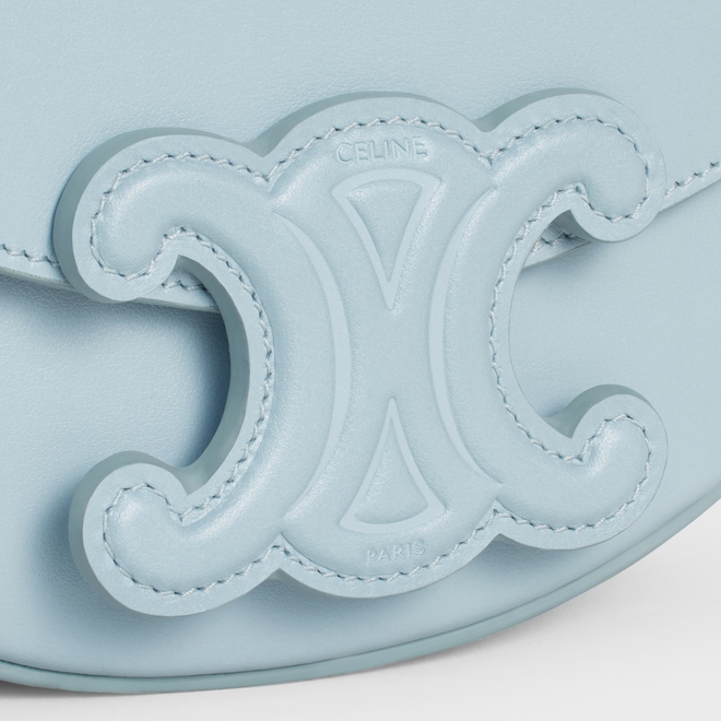 材質選用光滑小牛皮製作而成。