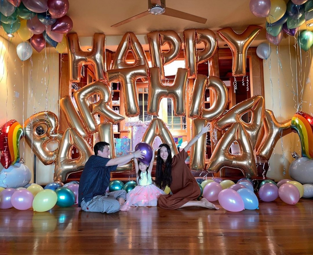 一家人為女兒慶生的時。