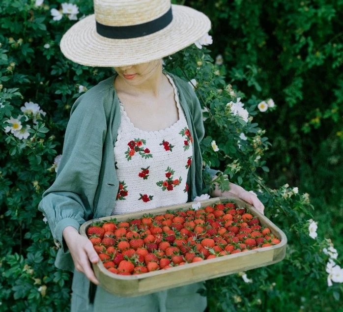 她過著自給自足的鄉村生活。