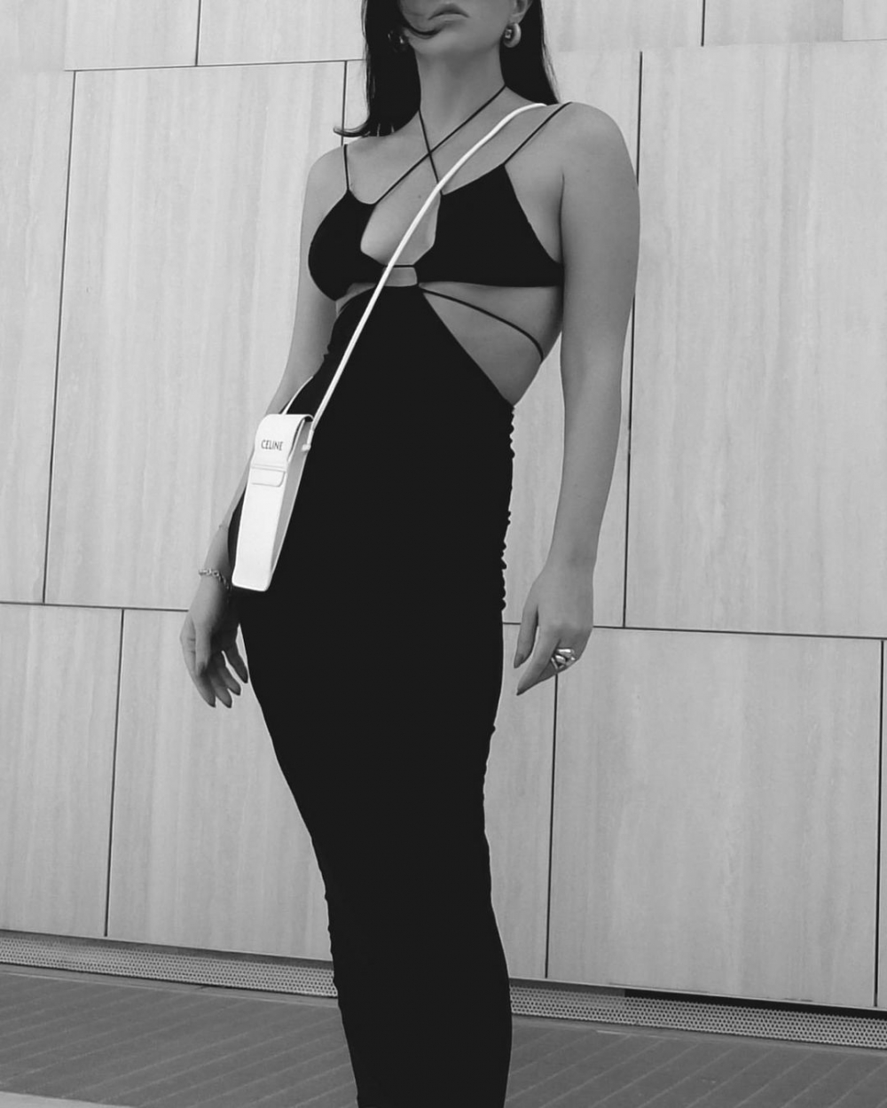 或許你也曾在社群上看見許多人背上這款小袋。