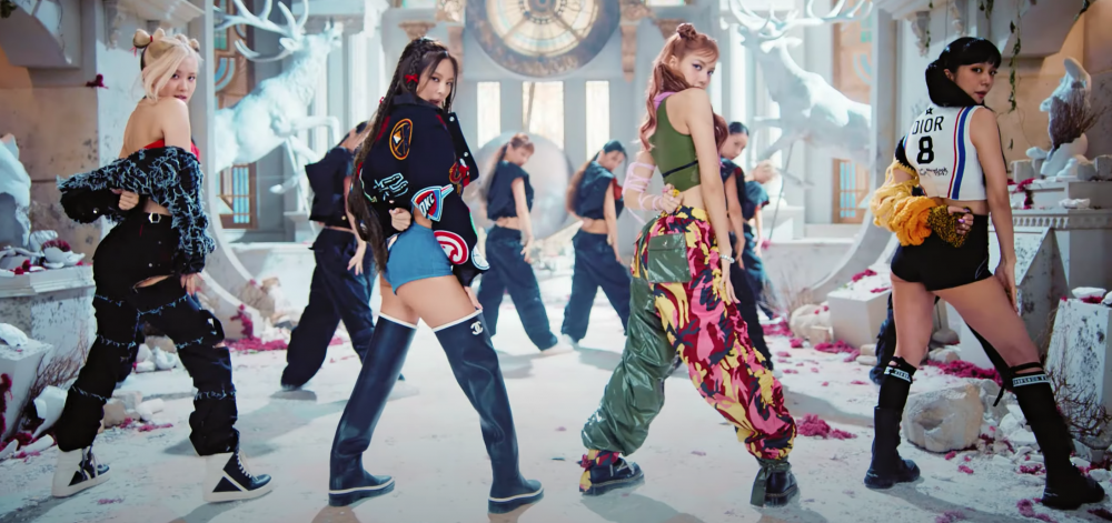 在MV中她們ㄧ次換了三套的造型。