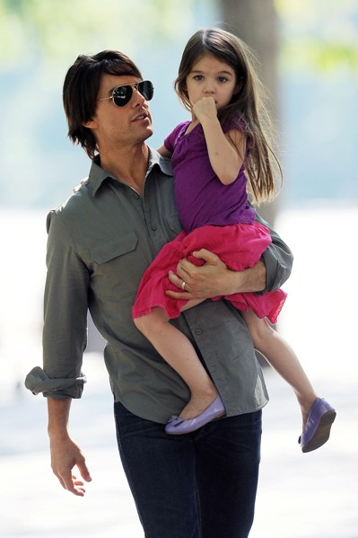 小時候常常被捕捉被Tom Cruise抱在身邊。