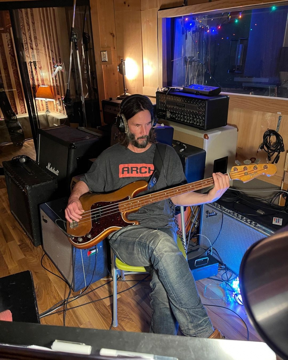 他全然地沉浸在音樂之中。