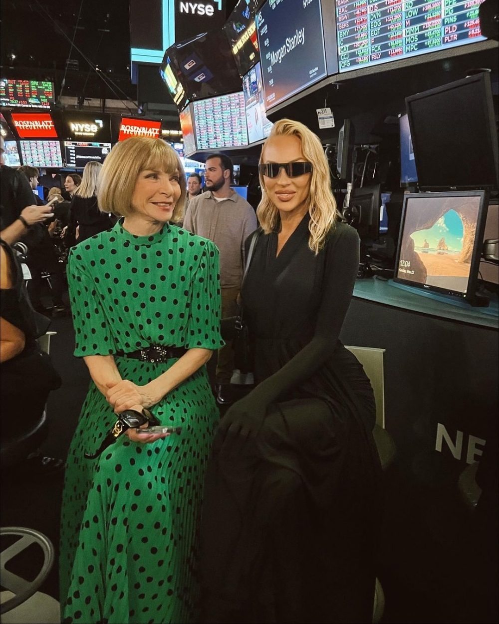 也曾在秀場上與Anna Wintour合影。