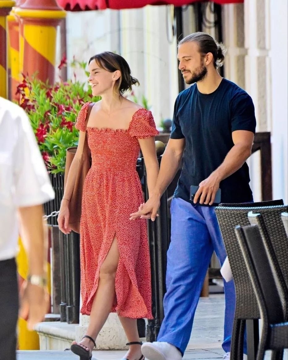 她身穿的紅色洋裝也成為討論焦點。