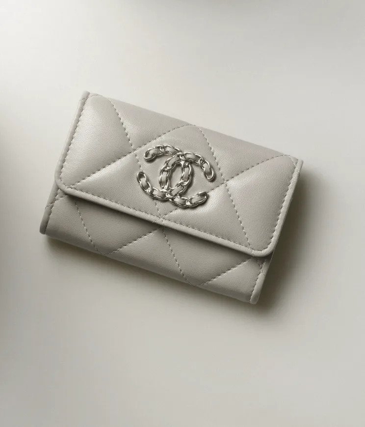 CHANEL 19 Flap Card Holder