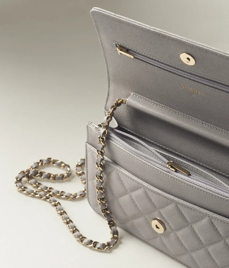 內部配有一個拉鍊隔層及額外的收納空間。