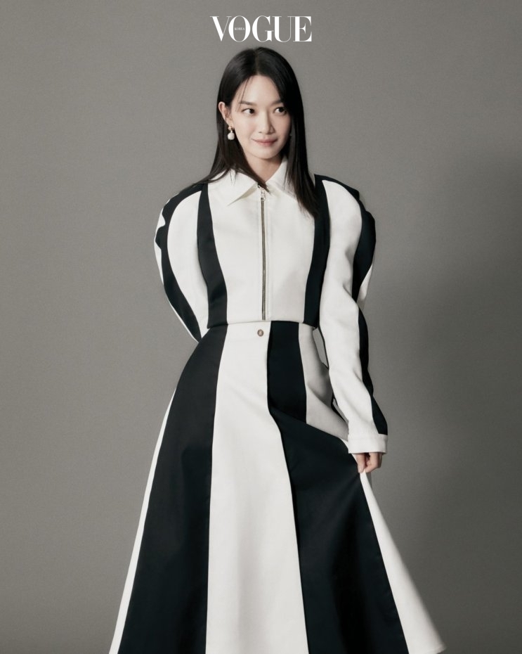 申敏兒身穿黑白條紋的夾克和裙子來自Rochas,佩戴的珍珠耳環來自Didier Dubot。