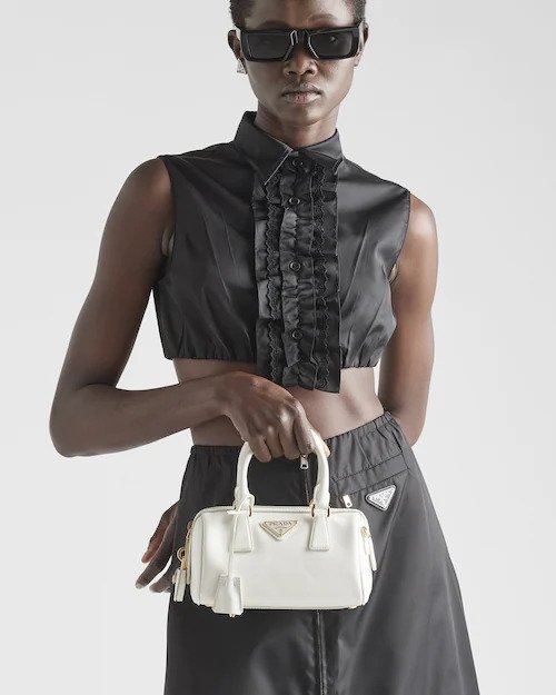 模特兒演繹Prada Saffiano leather Top-Handle Bag-White。