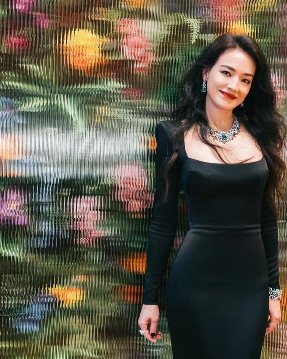 她在會場上穿著一襲黑色的禮服驚艷四座。