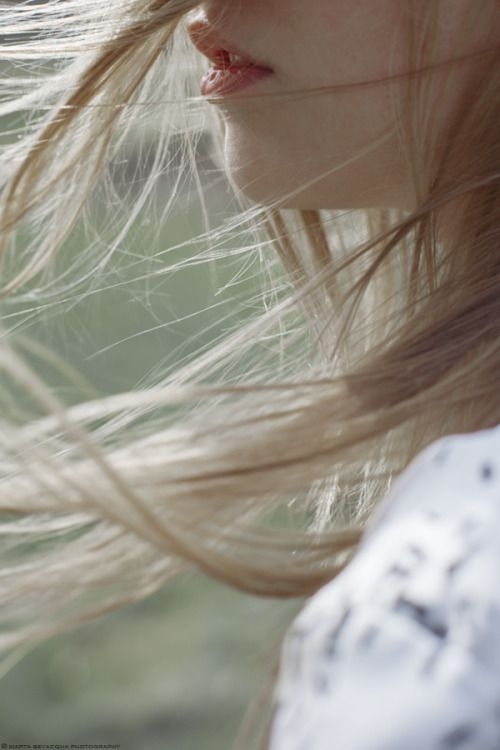 清風徐徐，髮絲飄動，迷人幽香，令人心動！