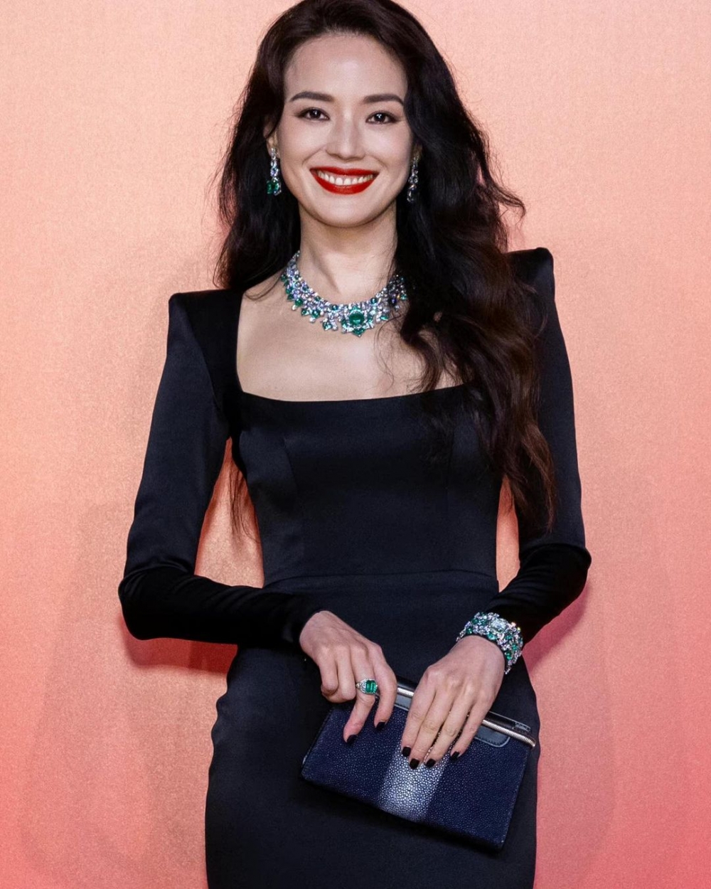 近日舒淇穿上黑色禮服出席了BVLGARI的活動。