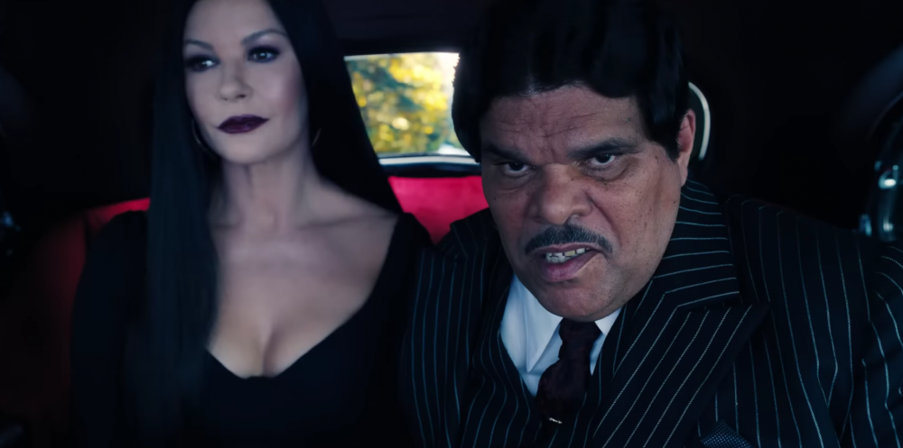 爸爸Gomez Addams則是由Luis Guzmán飾演。