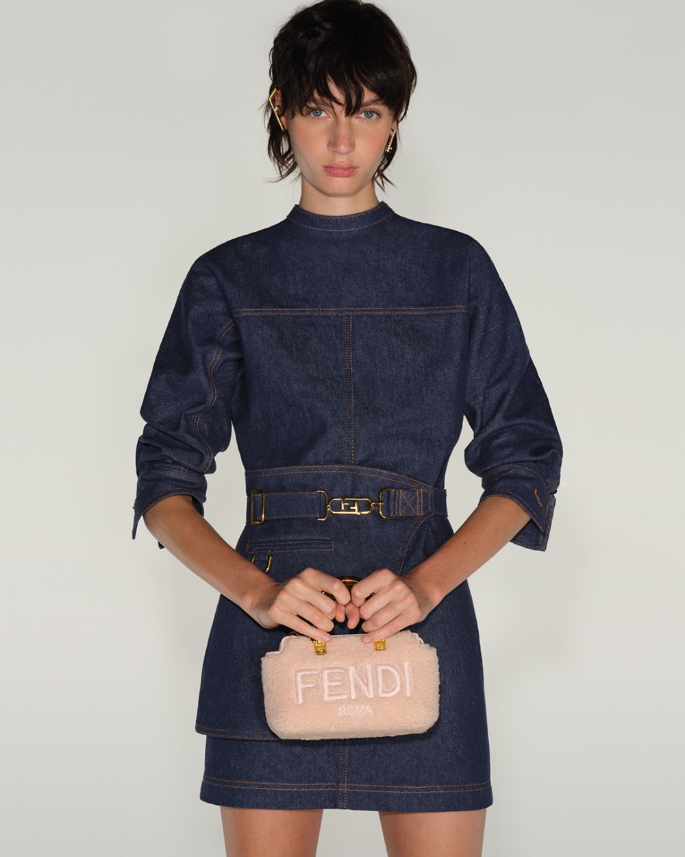 手提的方式詮釋By The Way Mini。