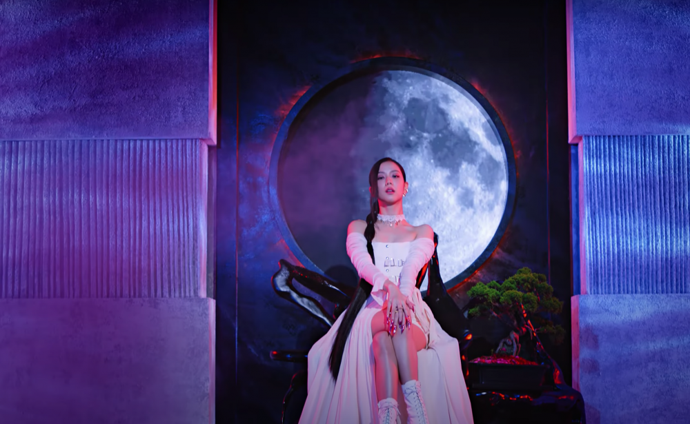 另一套是白色的長裙造型。