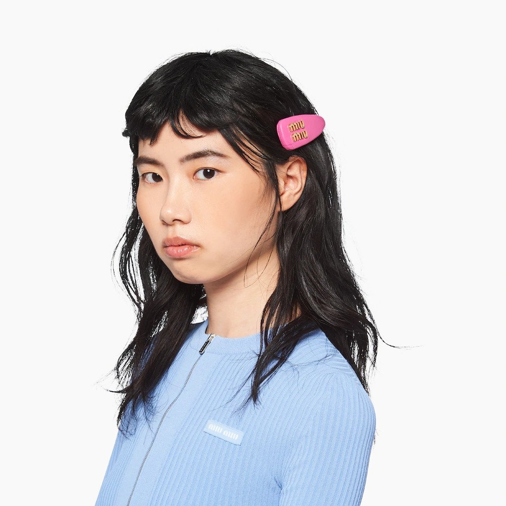 模特兒詮釋Nappa Leather Hair Clip。