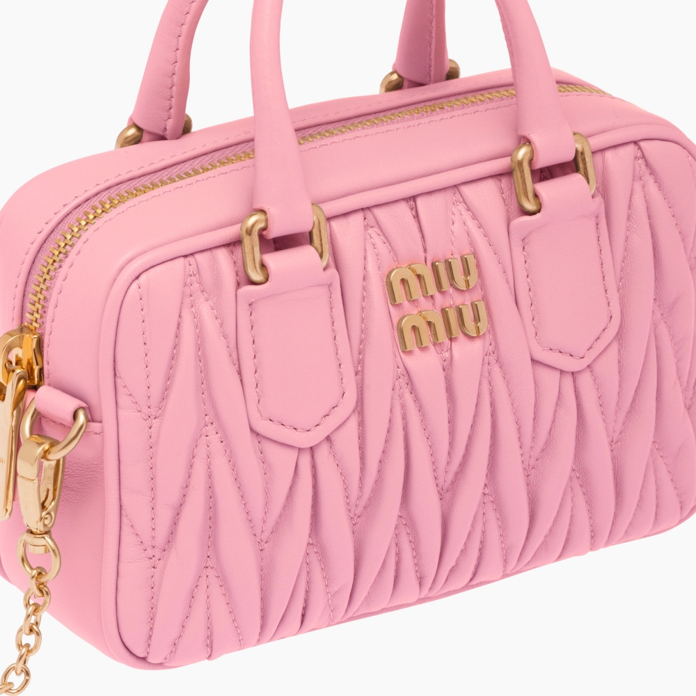 褶皺效果的Matelassé納帕軟皮。